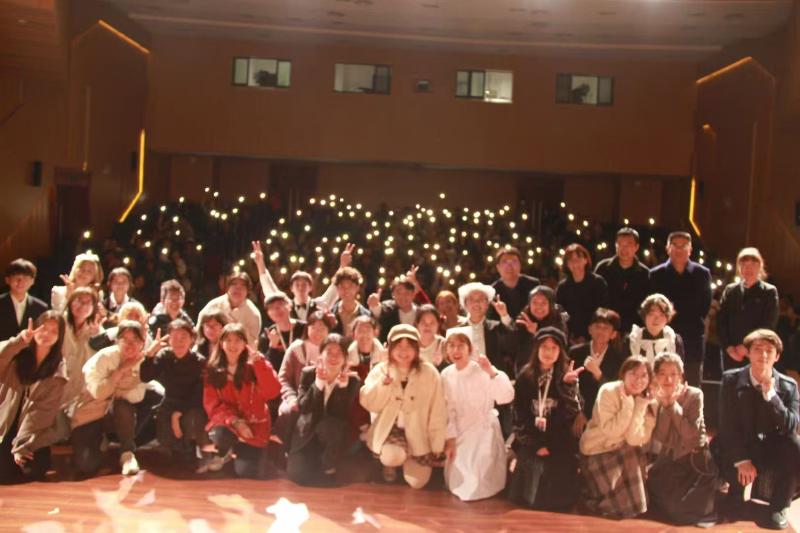 Featured image of post 在聚光灯下